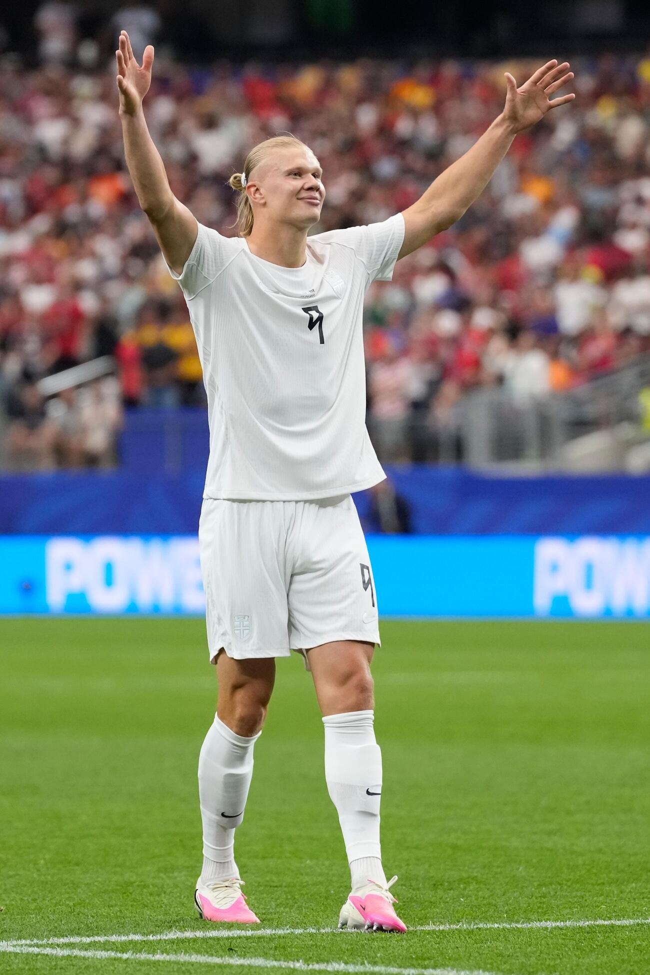 コートジボワール対ノルウェー　後半、決勝ゴールを決め喜ぶノルウェーのハーランド（AP）