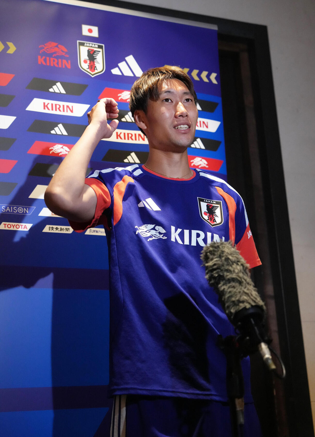 決勝トーナメント1回戦敗退から一夜明け、取材に応じる鎌田大地（撮影・足立雅史）
