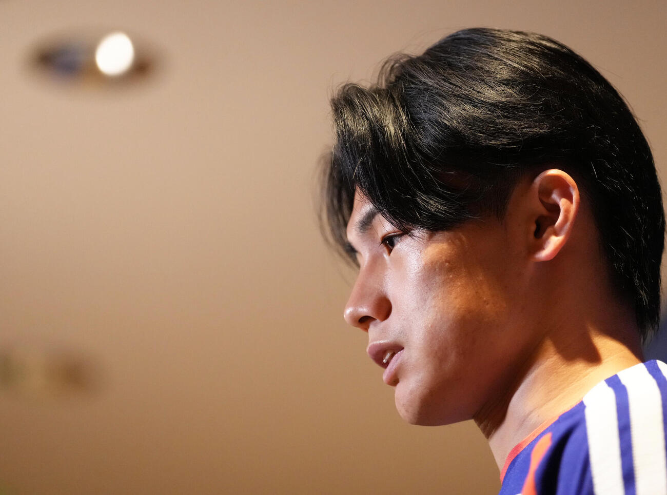 決勝トーナメント1回戦敗退から一夜明け、取材に応じる上田綺世（撮影・足立雅史）