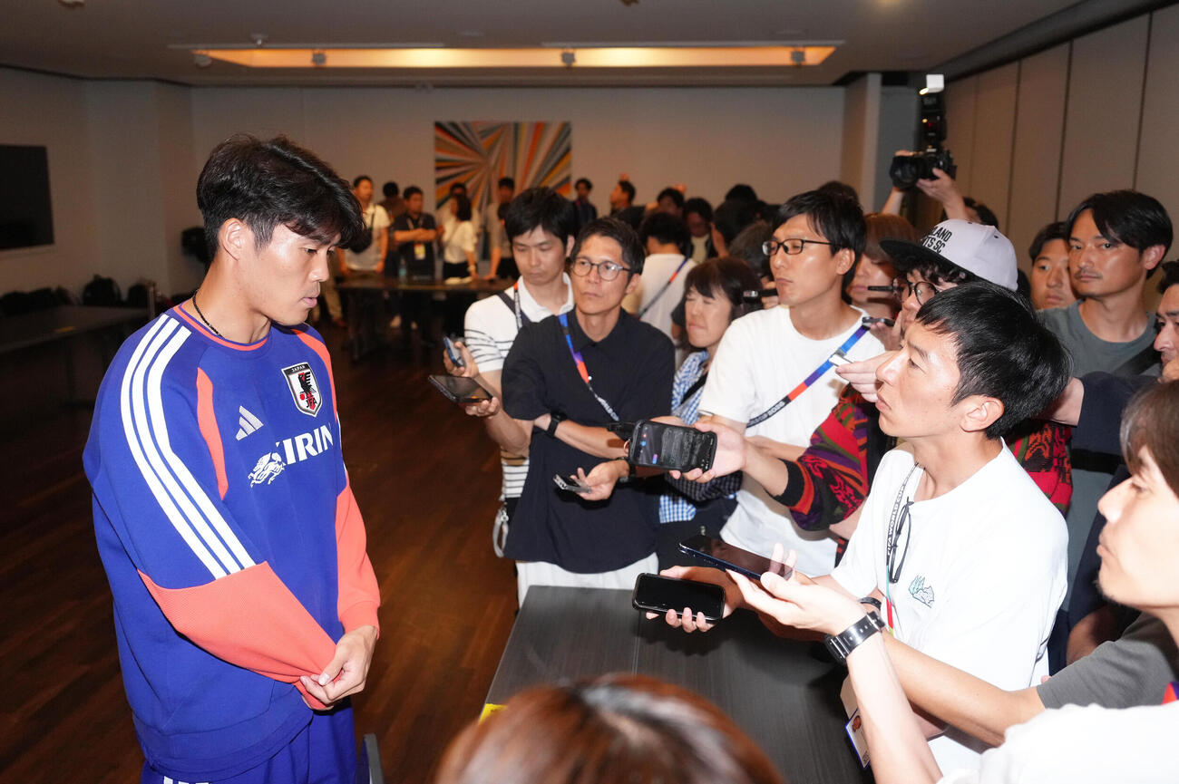 決勝トーナメント1回戦敗退から一夜明け、取材に応じる冨安健洋（撮影・足立雅史）