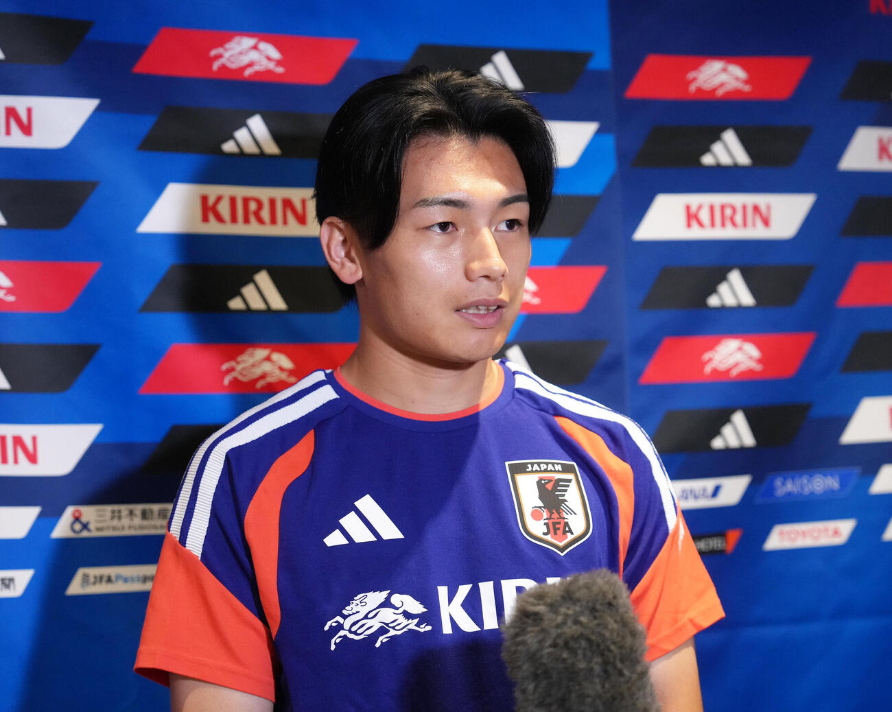 決勝トーナメント1回戦敗退から一夜明け、取材に応じる上田綺世（撮影・足立雅史）