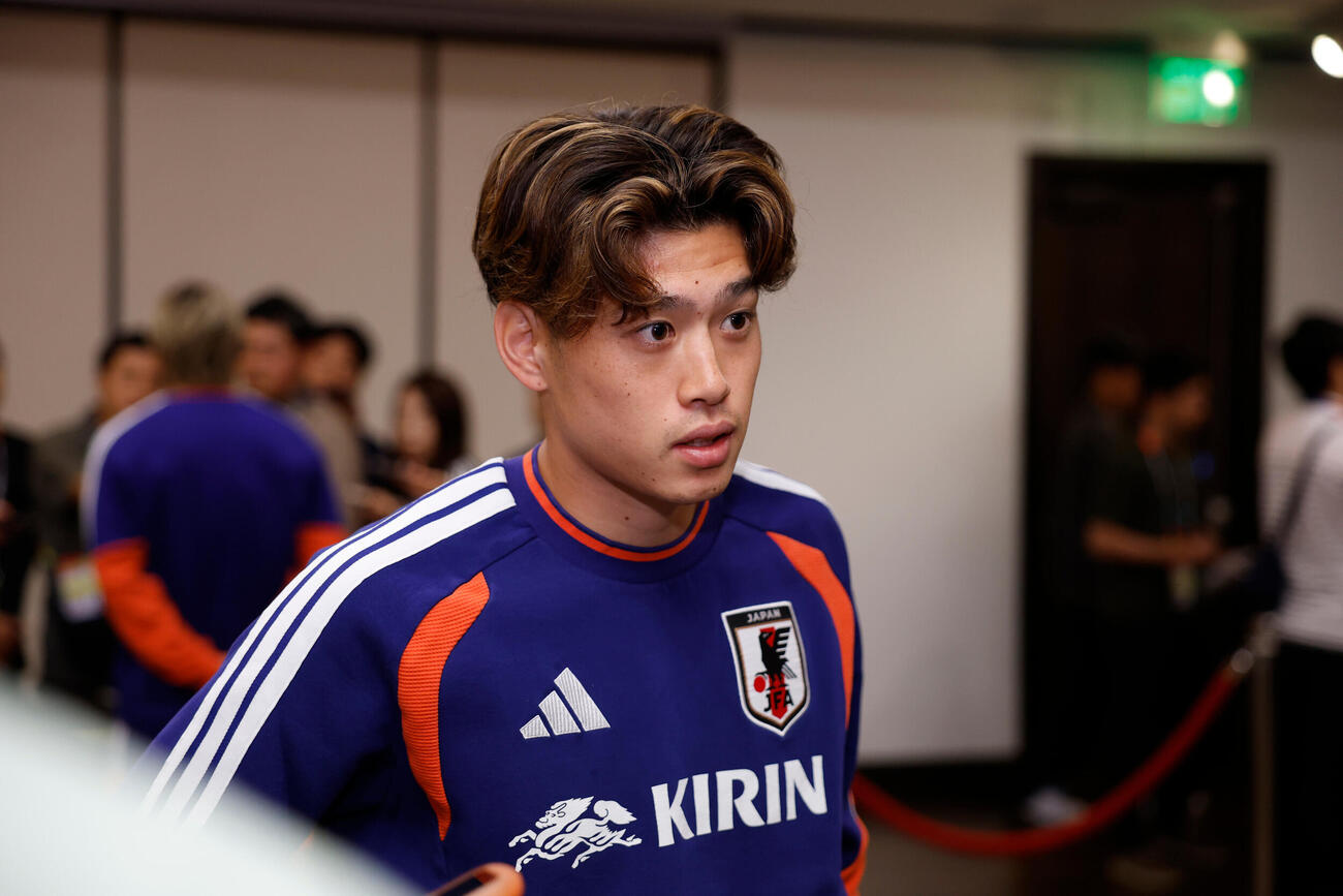 決勝トーナメント1回戦敗退から一夜明け、取材に応じる鈴木唯人