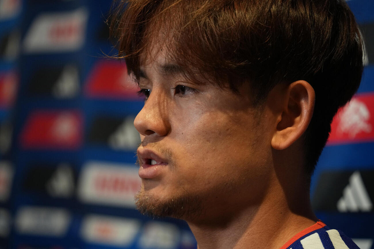 決勝トーナメント1回戦敗退から一夜明け、取材に応じる久保建英