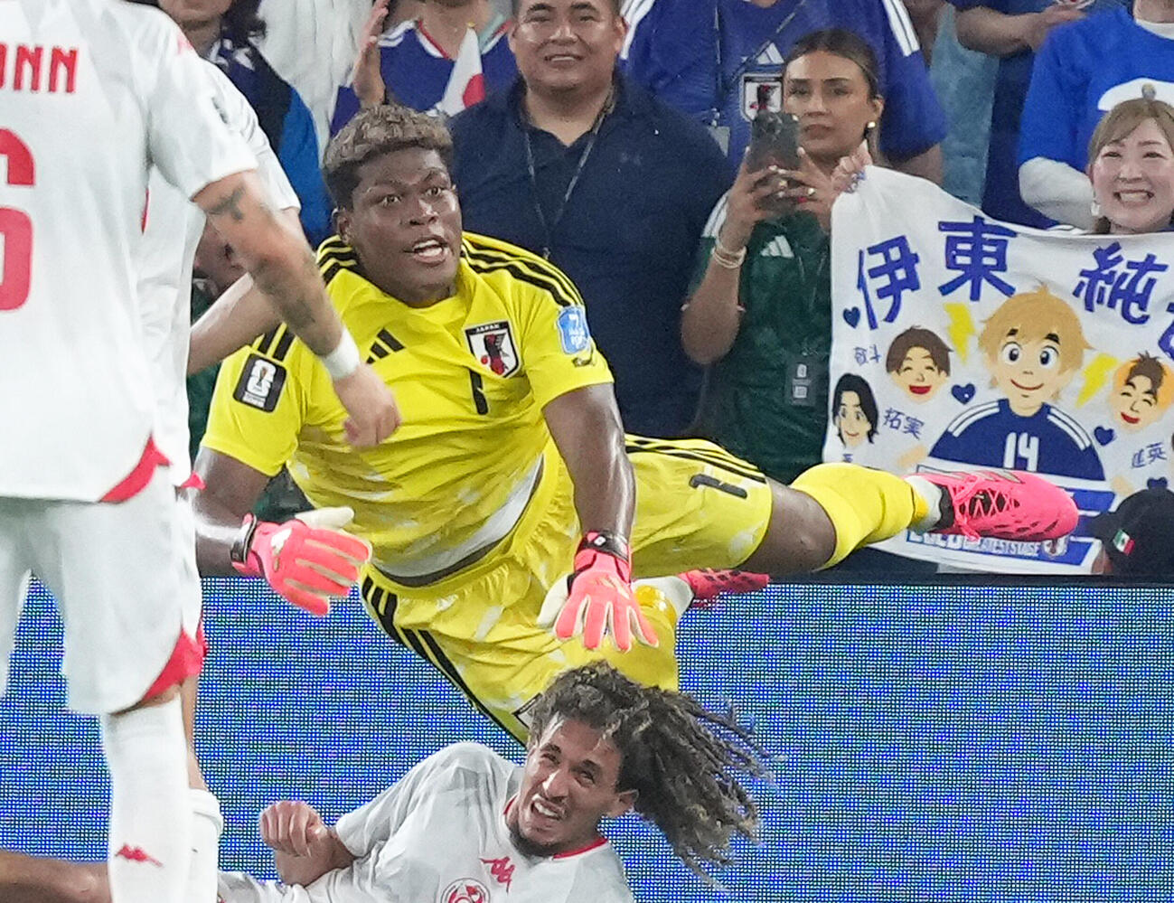 2026年6月20日、日本対チュニジア　前半、必死の守備を見せるGK鈴木彩艶