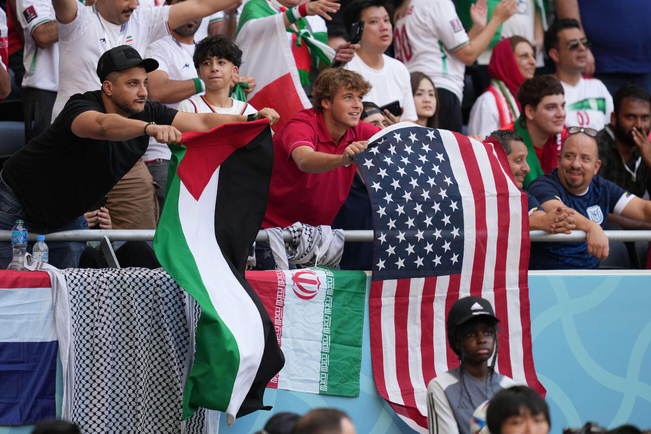 ウェールズ対イラン　イランとアメリカの国旗を振るサポーター（撮影・パオロ・ヌッチ）