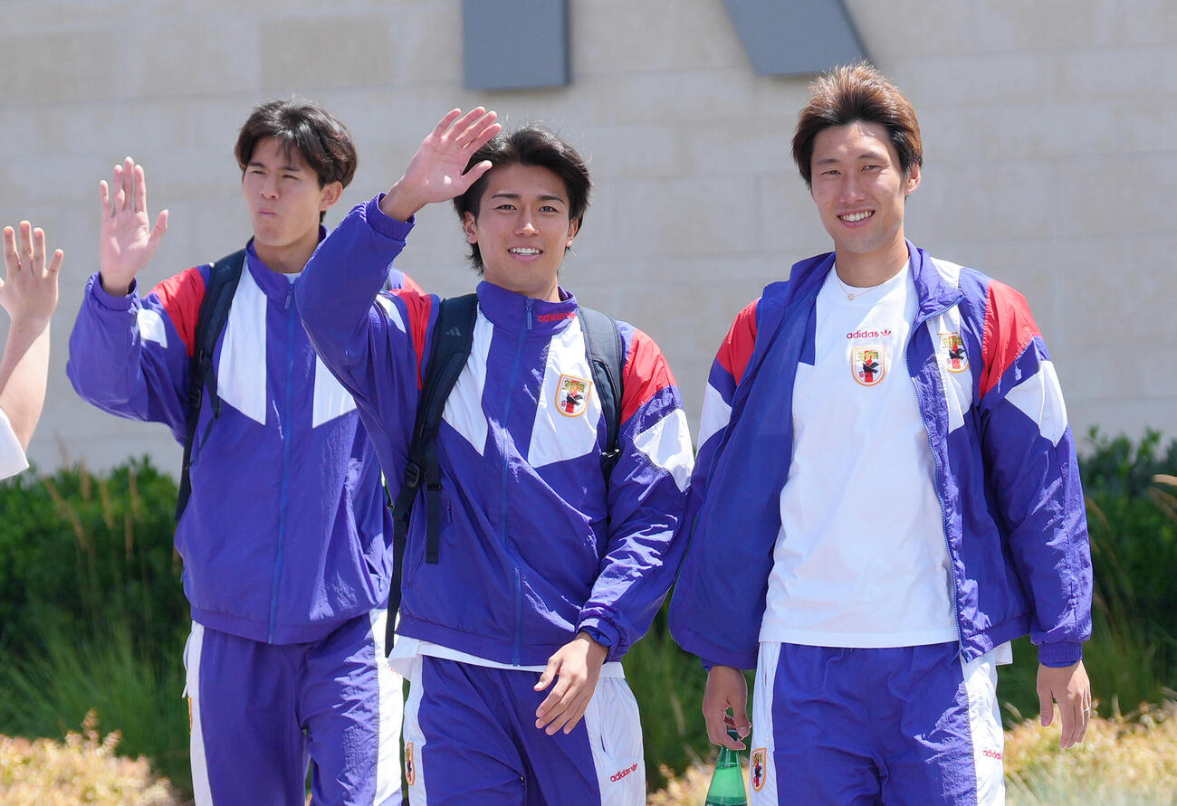 ダラスへと出発する、左から後藤啓介、中村敬斗、鎌田大地（2026年6月23日撮影）