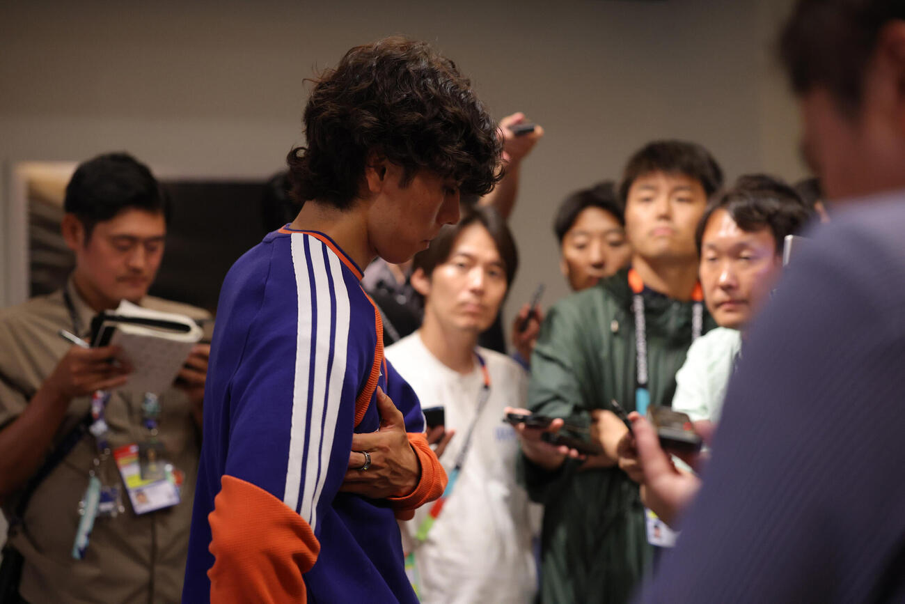 決勝トーナメント1回戦敗退から一夜明け、取材に応じる田中碧