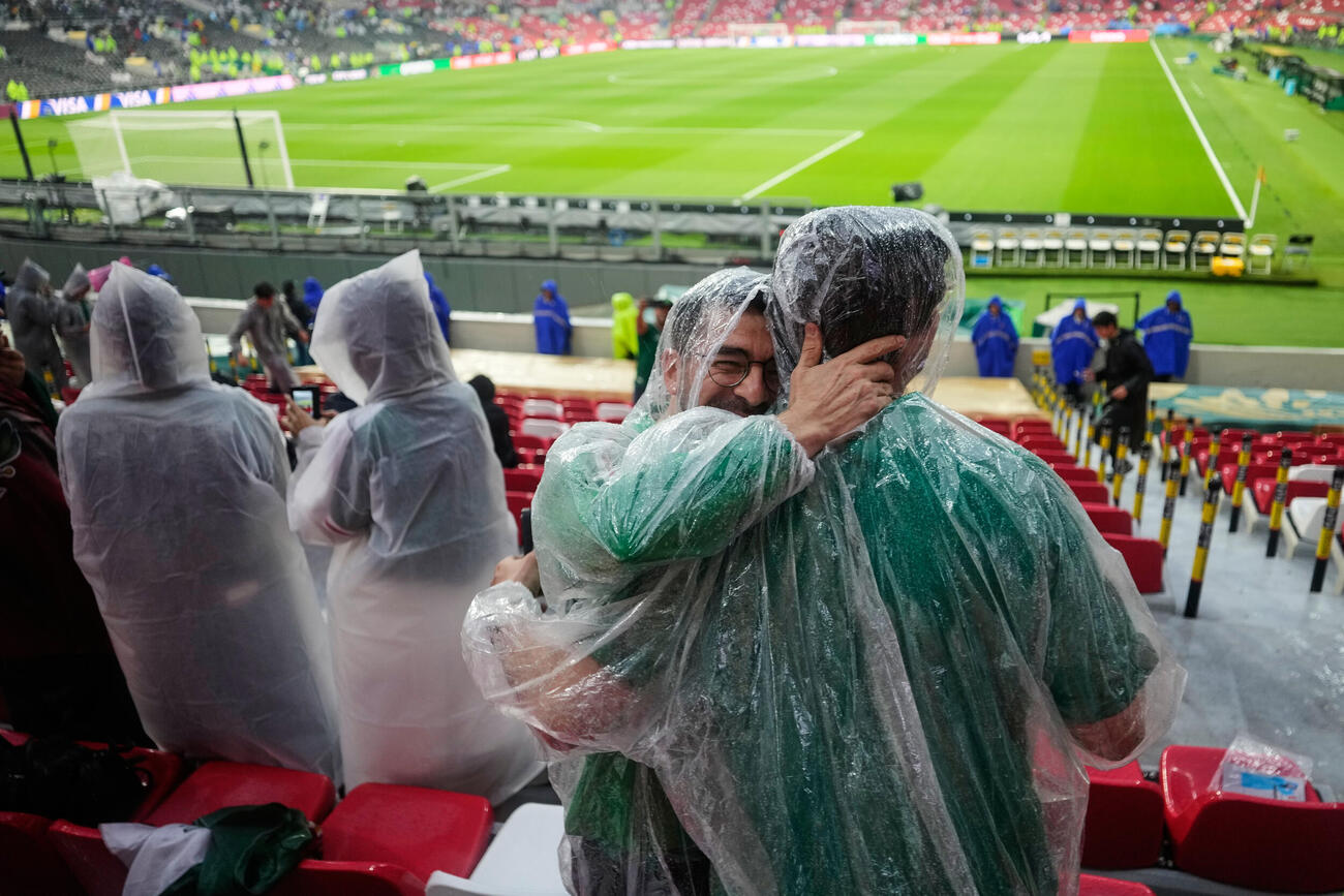 メキシコ対エクアドル　試合前、雨の中でポンチョを身にまとうファンたち（AP）