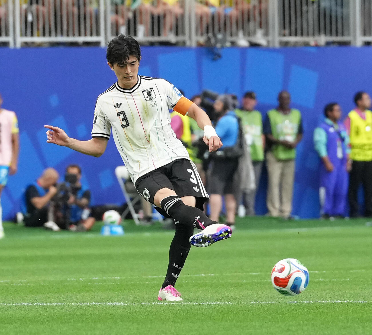 日本対ブラジル　後半、パスを出す谷口彰悟（撮影・足立雅史）