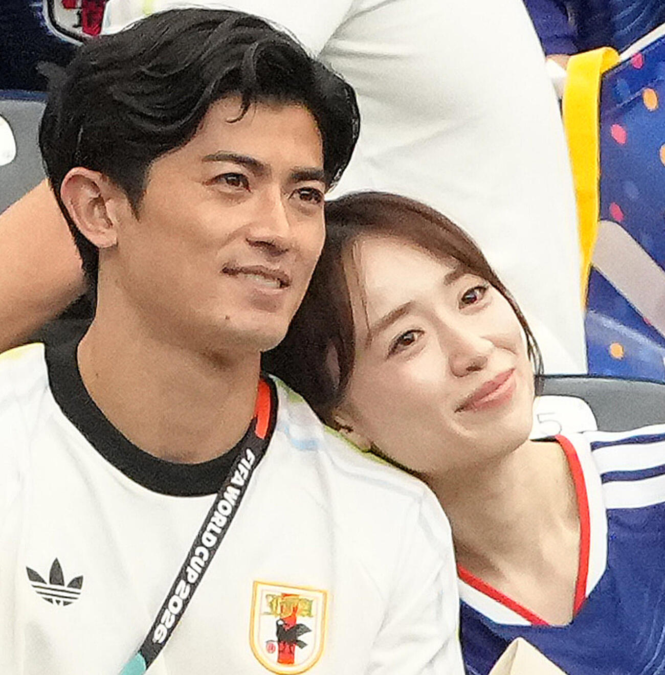 日本対ブラジル　試合後、仲良く記念撮影する谷口彰悟（左）と泉里香