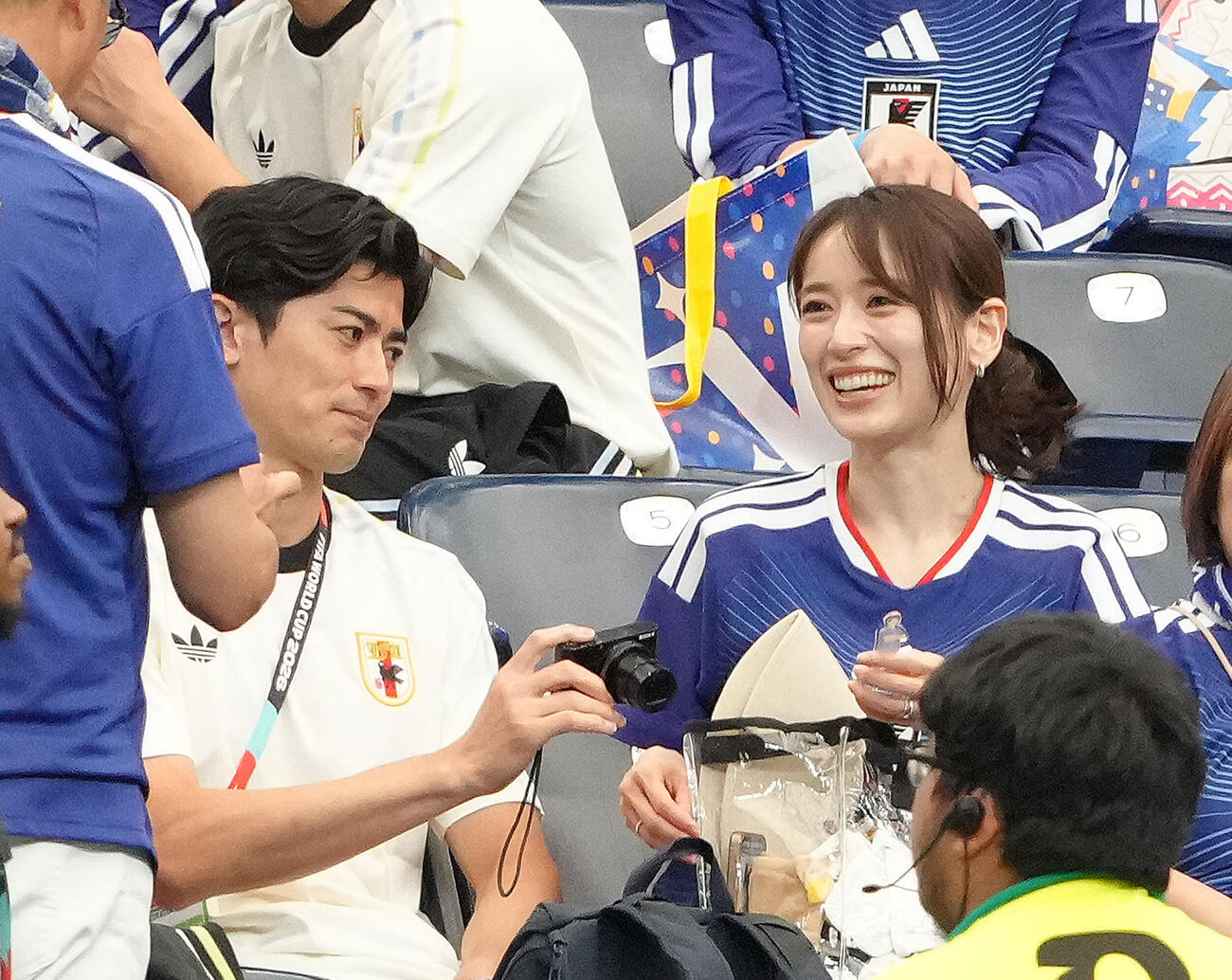 日本対ブラジル　試合後、谷口彰悟（左）は妻泉里香と記念撮影を楽しむ