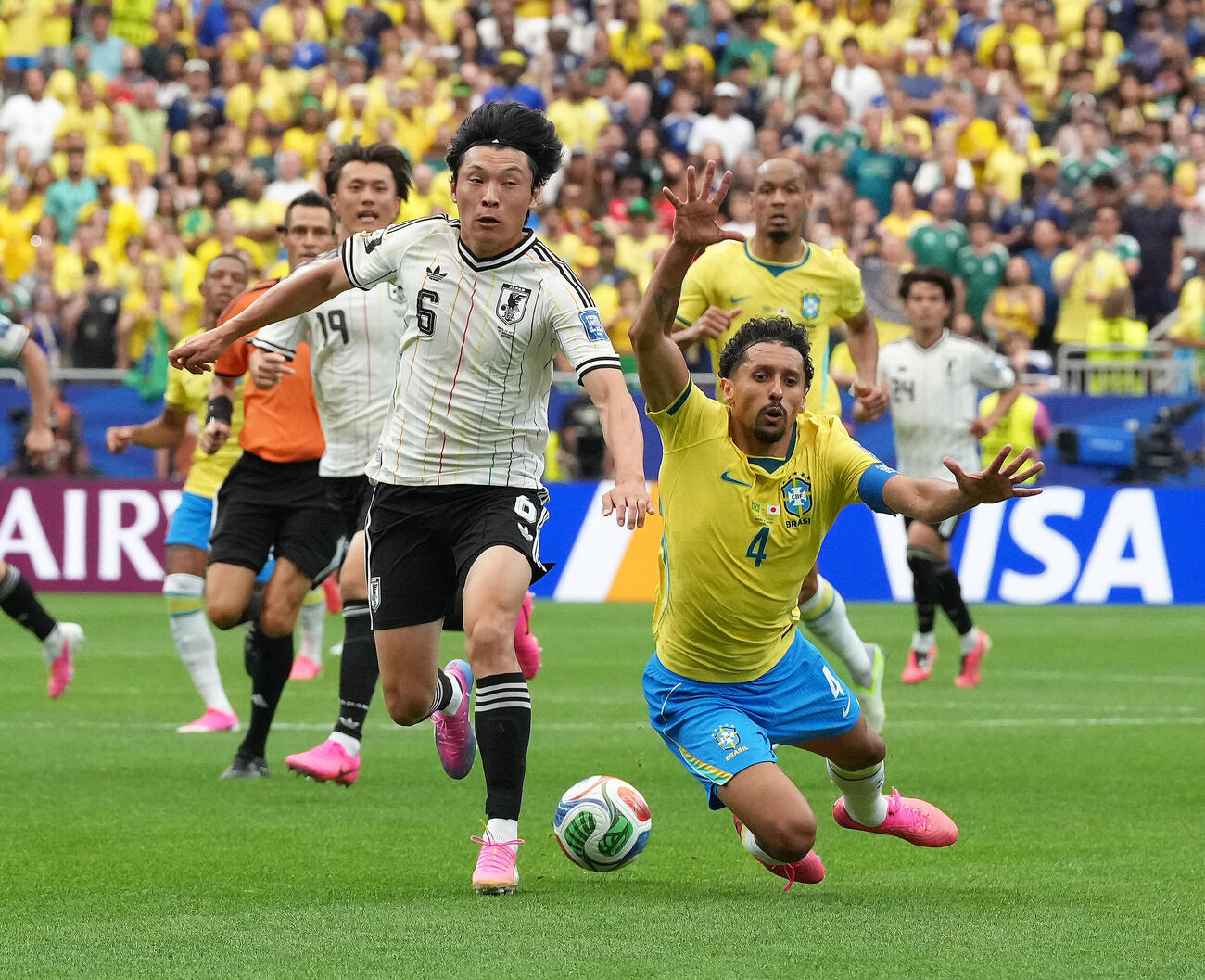 29日、ブラジル戦の後半、マルキーニョス（右）と競り合う町野修斗