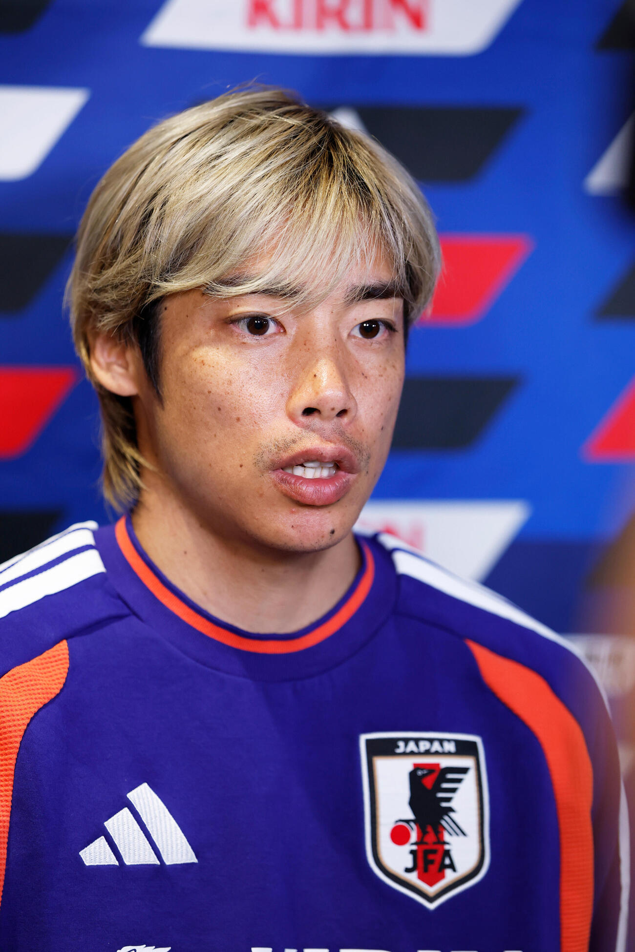 決勝トーナメント1回戦敗退から一夜明け、取材に応じる伊東純也