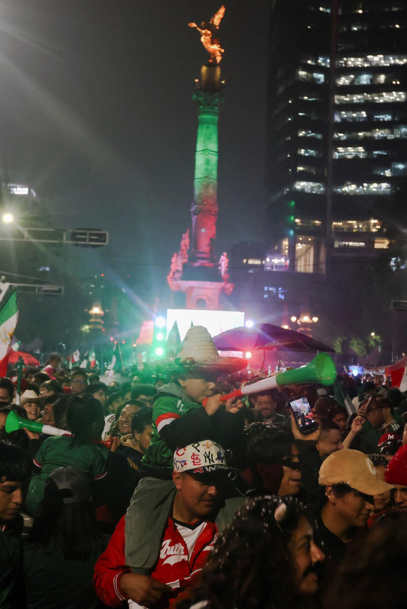 メキシコシティーの独立記念碑の周囲でメキシコの勝利を喜ぶメキシコのサポーターたち＝6月30日撮影（ロイター）