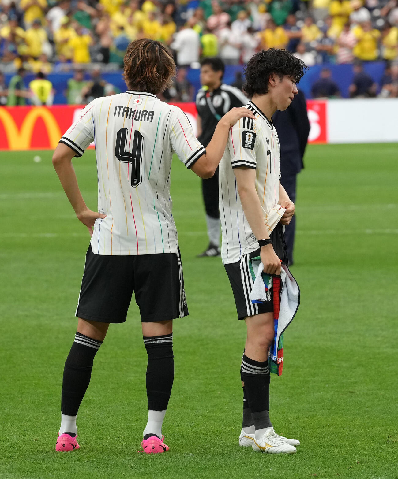 日本対ブラジル　試合後、田中碧（右）の肩をたたく板倉滉（撮影・足立雅史）