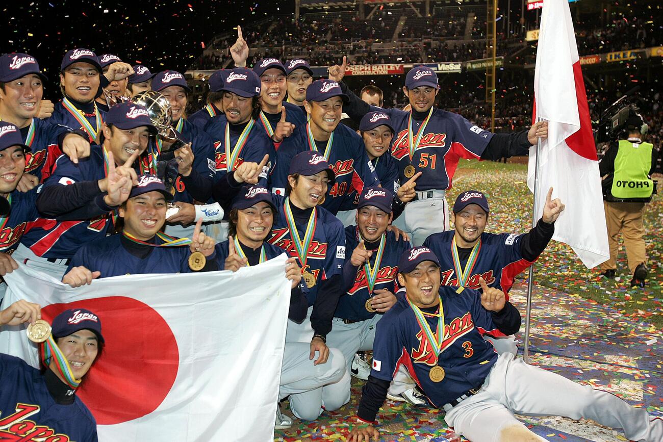 WBC決勝の日本対キューバで優勝を決め、記念撮影する日本チーム（2006．03．20）