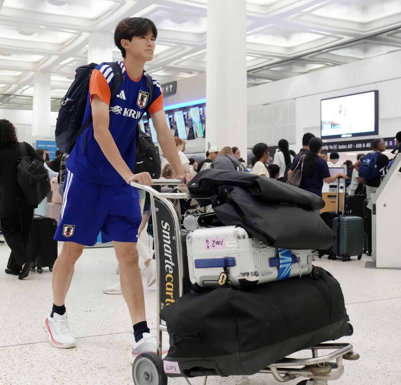 帰国のため、ヒューストンの空港に到着した後藤＝1日（共同）