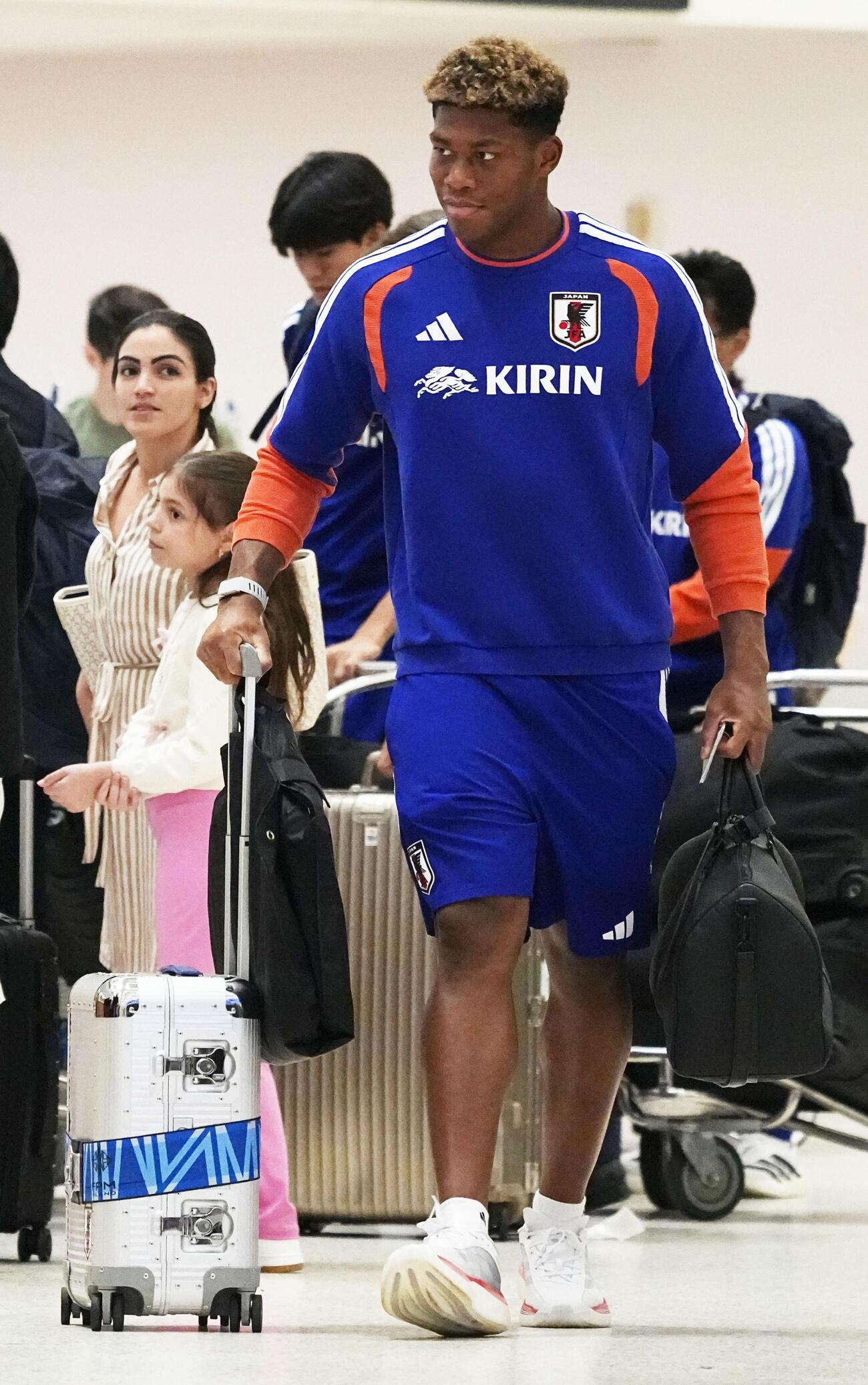 帰国のため、ヒューストンの空港に到着したGK鈴木彩＝1日（共同）