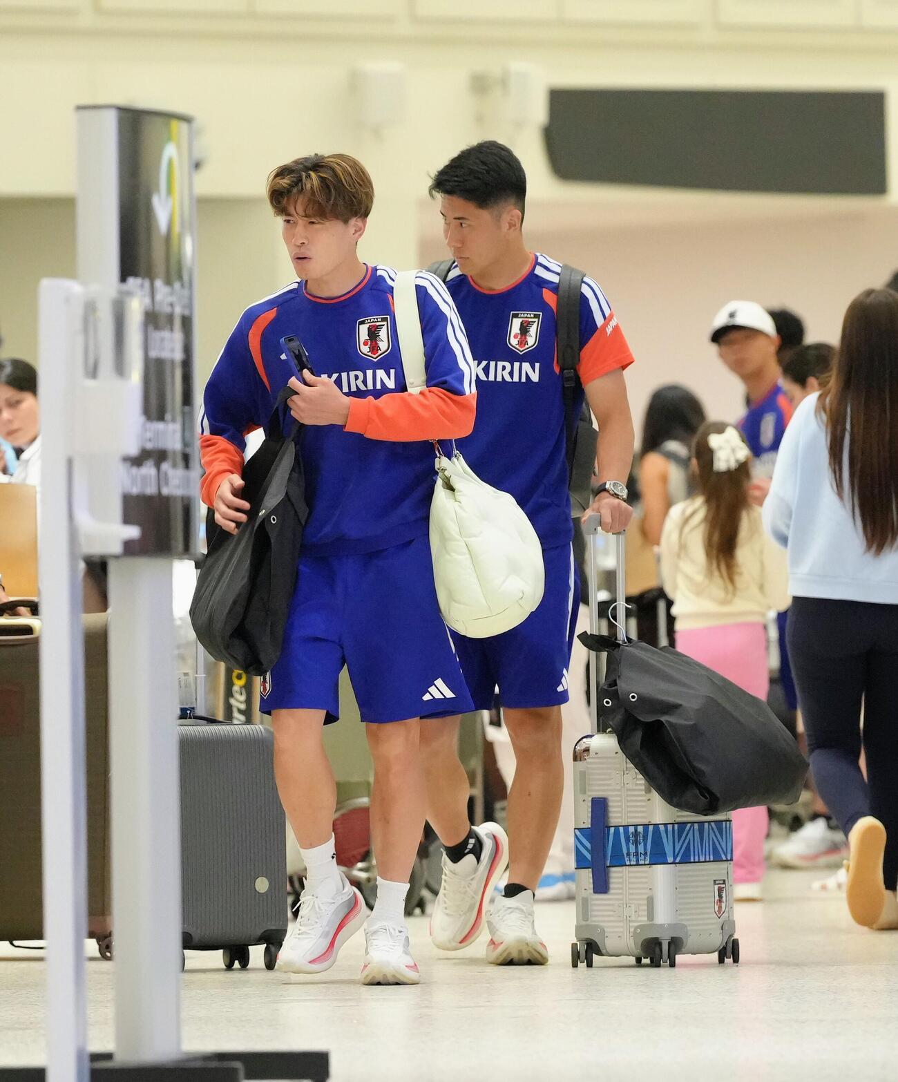 ヒューストンを出発する鈴木唯人（左）と鈴木淳之介（撮影・足立雅史）