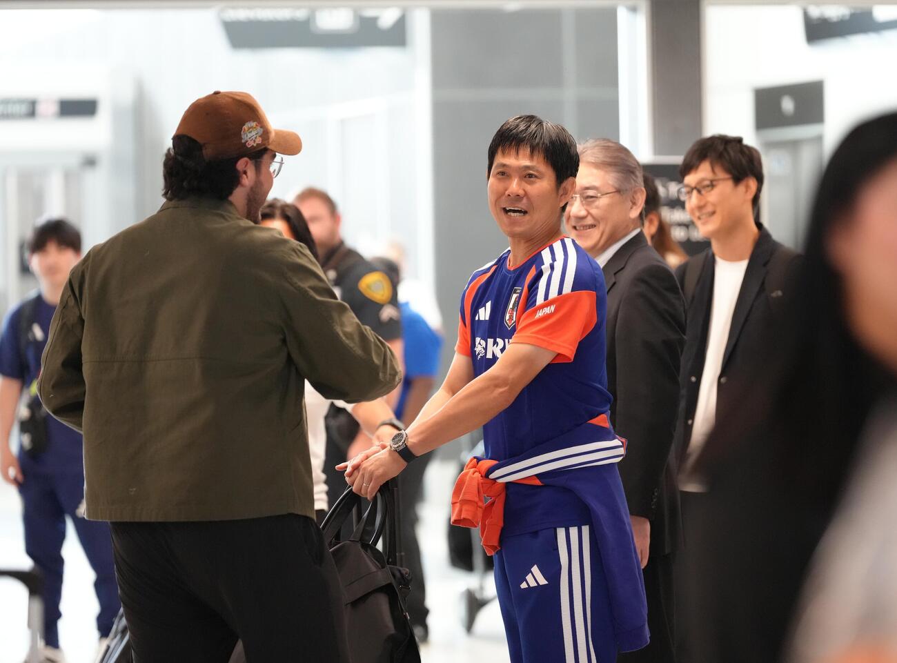 関係者と握手を交わしヒューストンを出発する森保一監督（撮影・足立雅史）