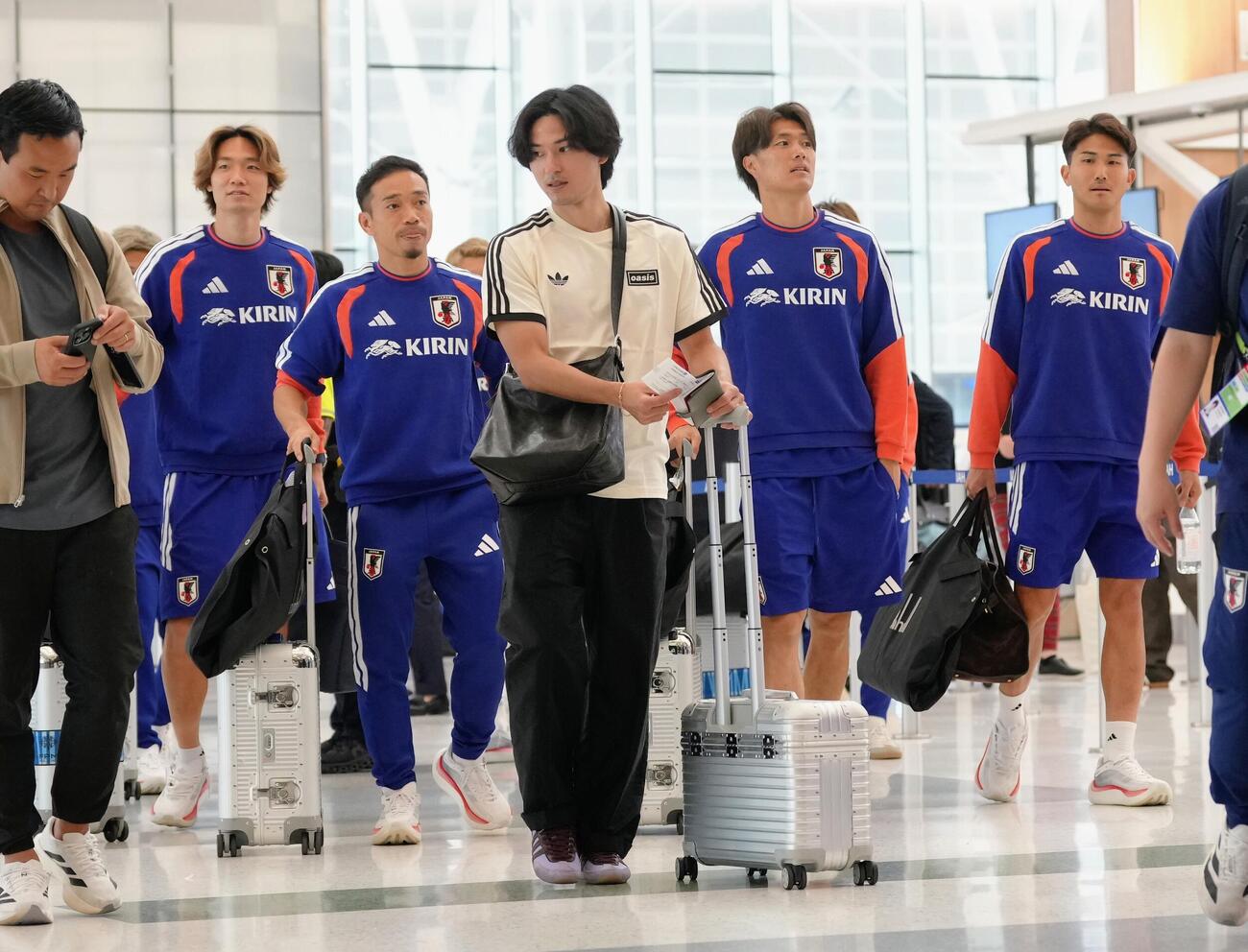 ヒューストンを出発する、左から板倉滉、長友佑都、南野拓実、小川航基、渡辺剛（撮影・足立雅史）