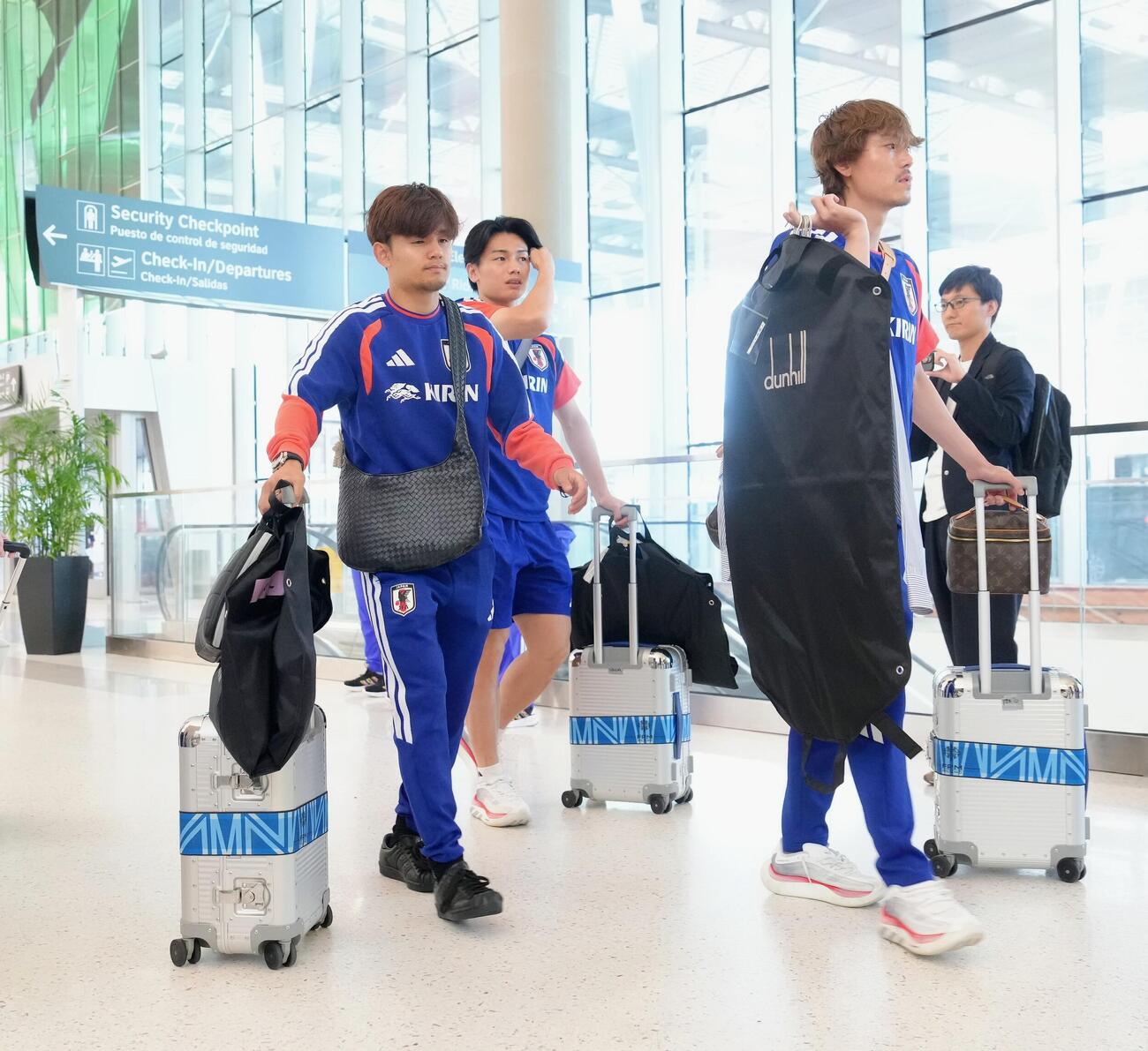 ヒューストンを出発する、左から久保建英、上田綺世、瀬古歩夢（撮影・足立雅史）