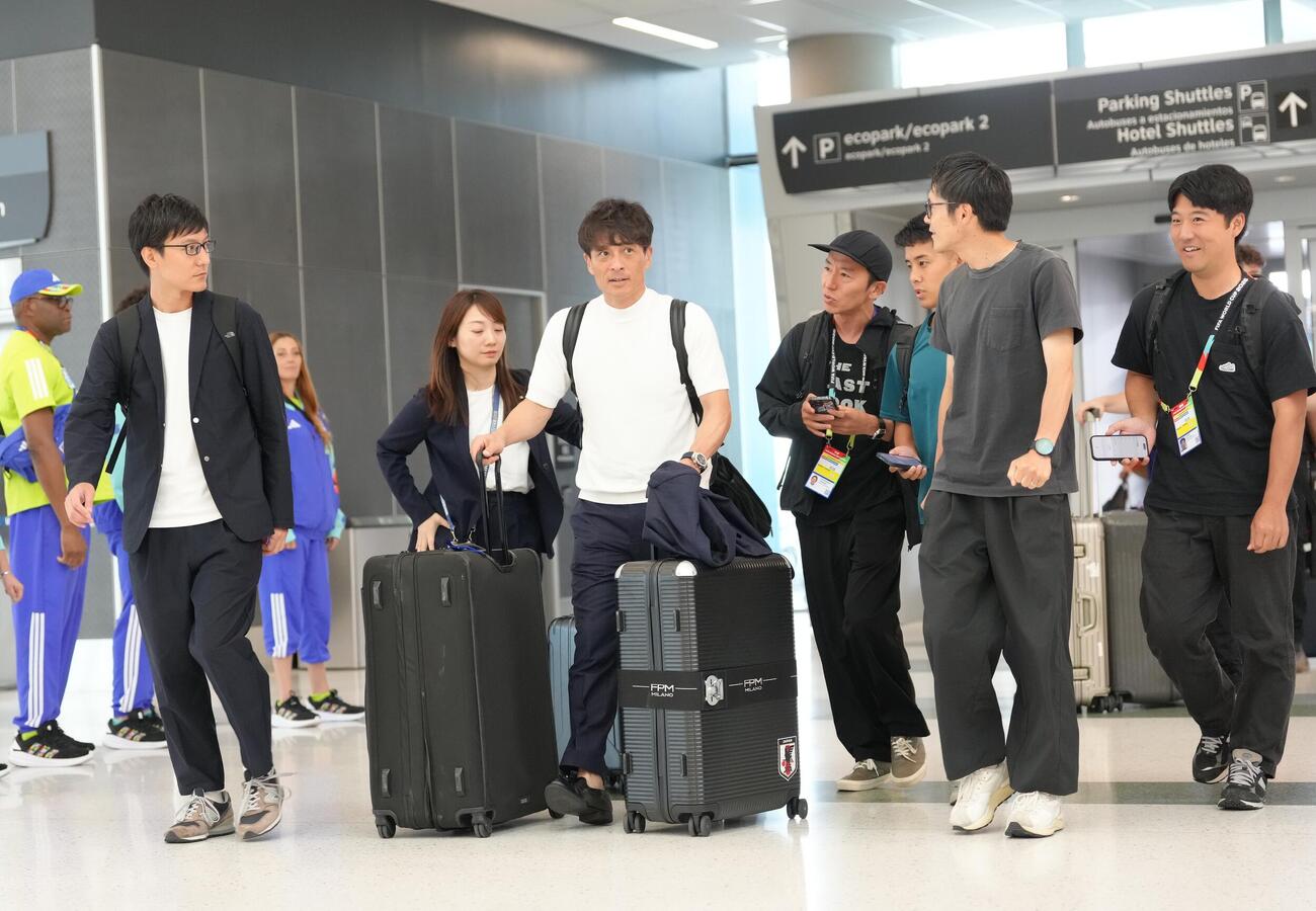 ヒューストンを出発するJFA宮本恒靖会長（中央）（撮影・足立雅史）