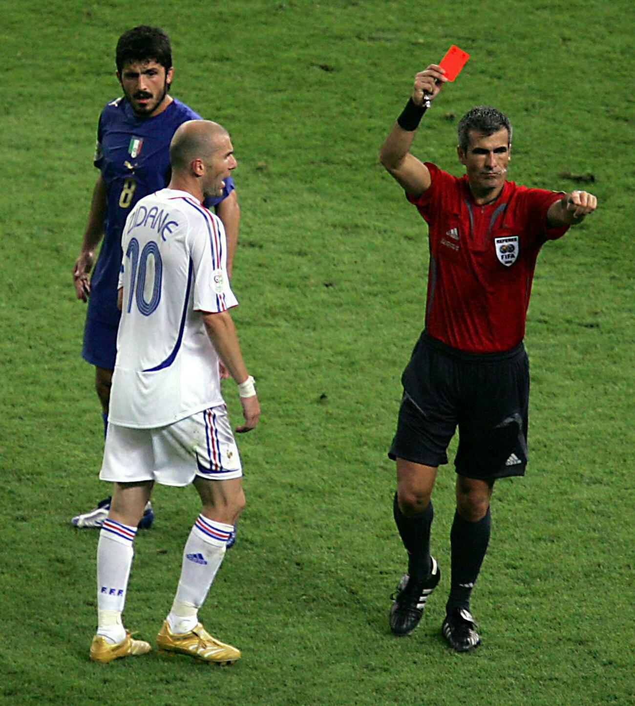 W杯ドイツ大会決勝でレッドカードを提示されるフランスMFジネディーヌ・ジダン（2006年撮影）