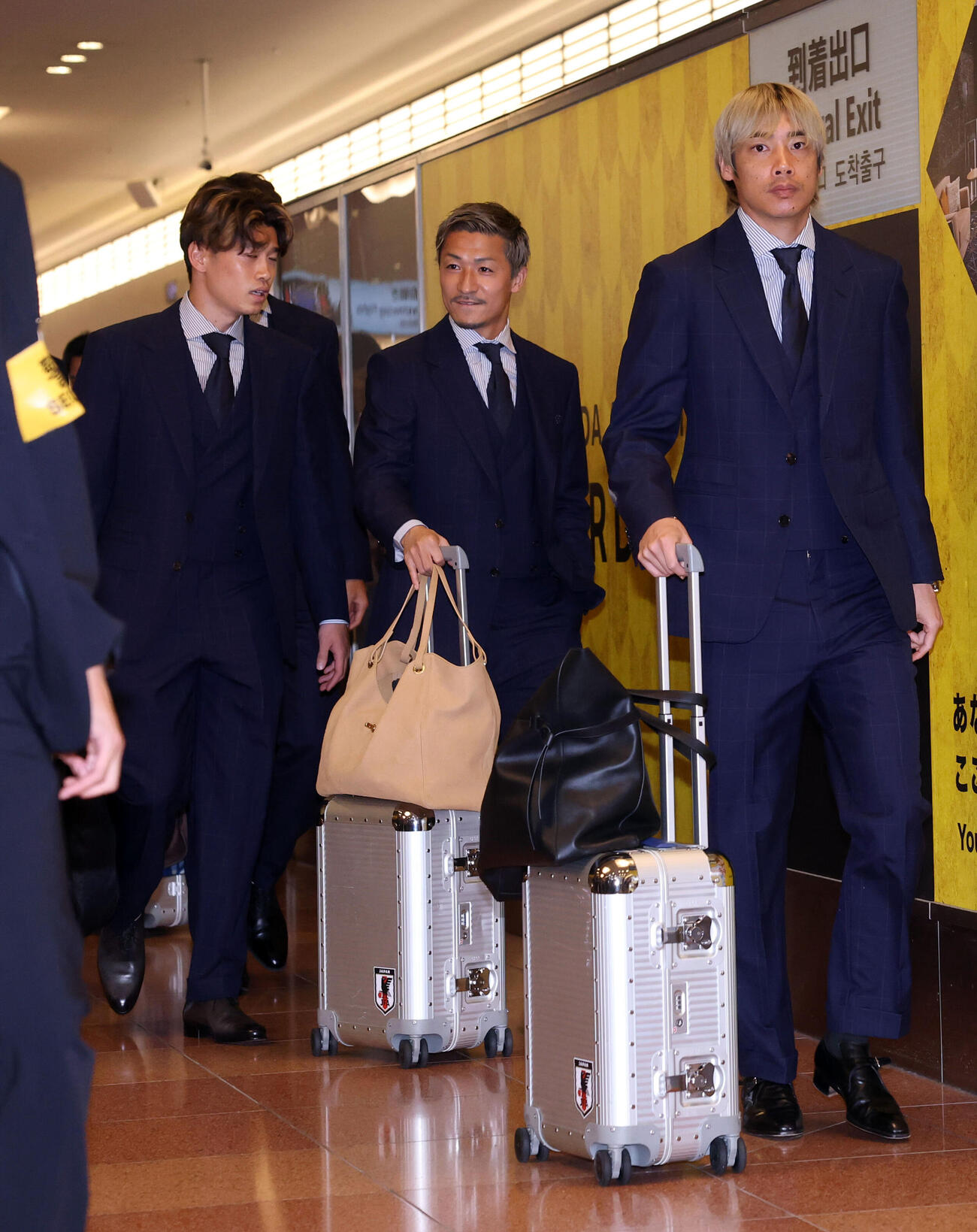 米国から帰国した日本代表の、右から伊東純也、前田大然、後藤啓介ら（撮影・浅見桂子）