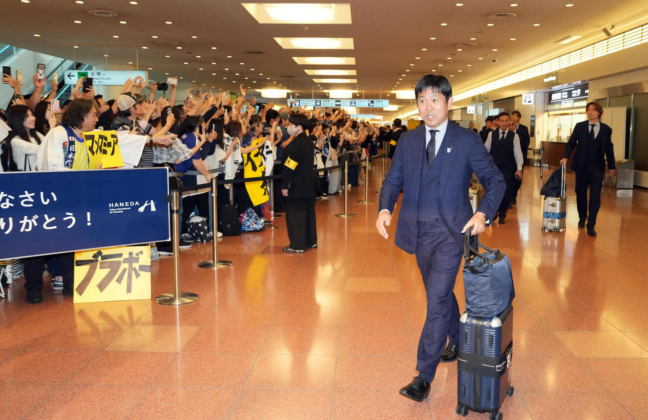 W杯から帰国した日本代表森保一監督らイレブン（撮影・たえ見朱実）