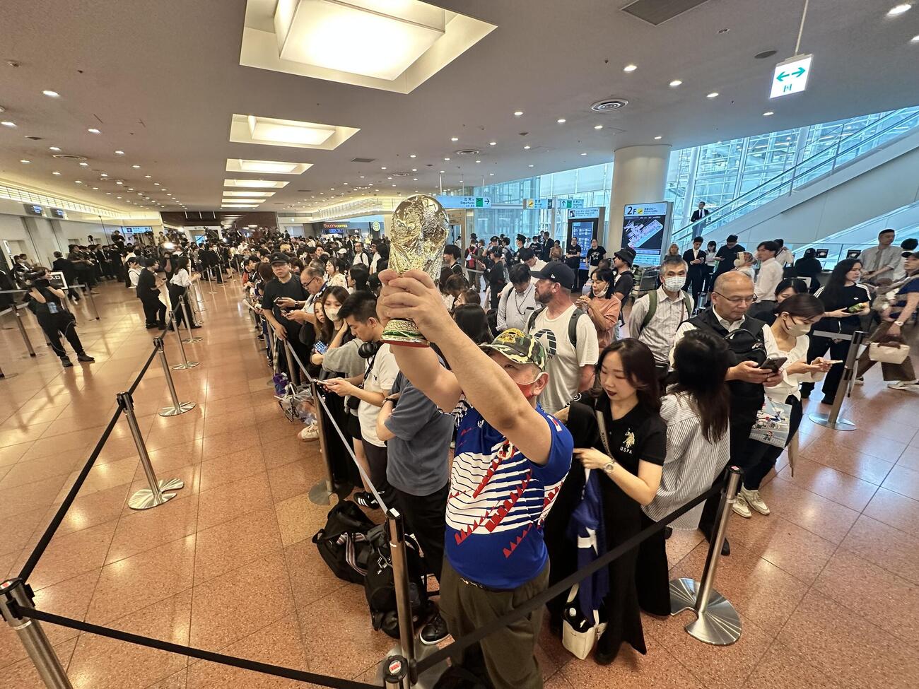W杯から帰国する日本代表を迎えようと集まったサポーター(撮影・浅見桂子)