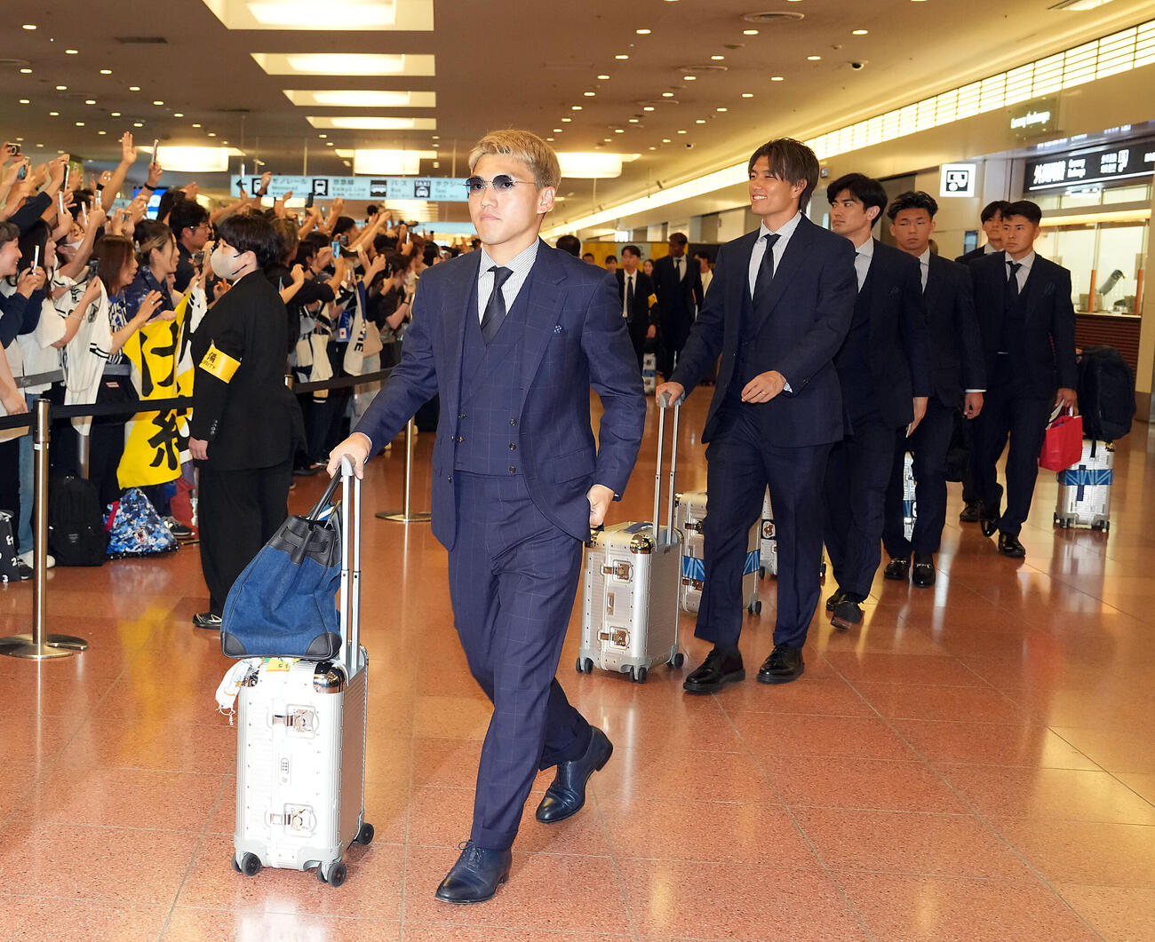 W杯から帰国した日本代表イレブン。左から堂安律、小川航基、谷口彰悟、塩貝健人、鈴木淳之介（撮影・たえ見朱実）