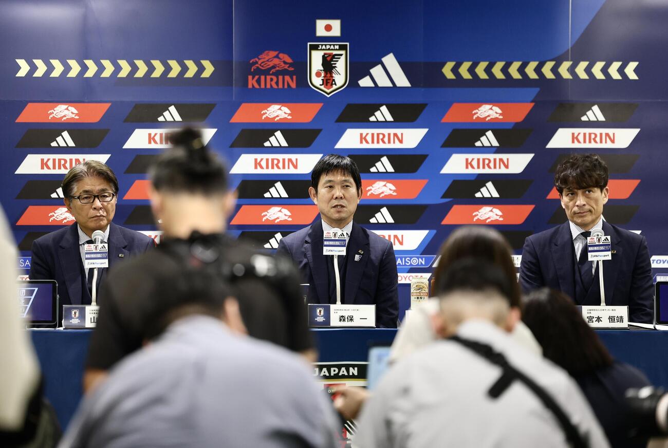 帰国会見に臨む、左から山本昌邦技術員長兼チームダイレクター、森保一監督、宮本恒靖会長（撮影・河田真司）