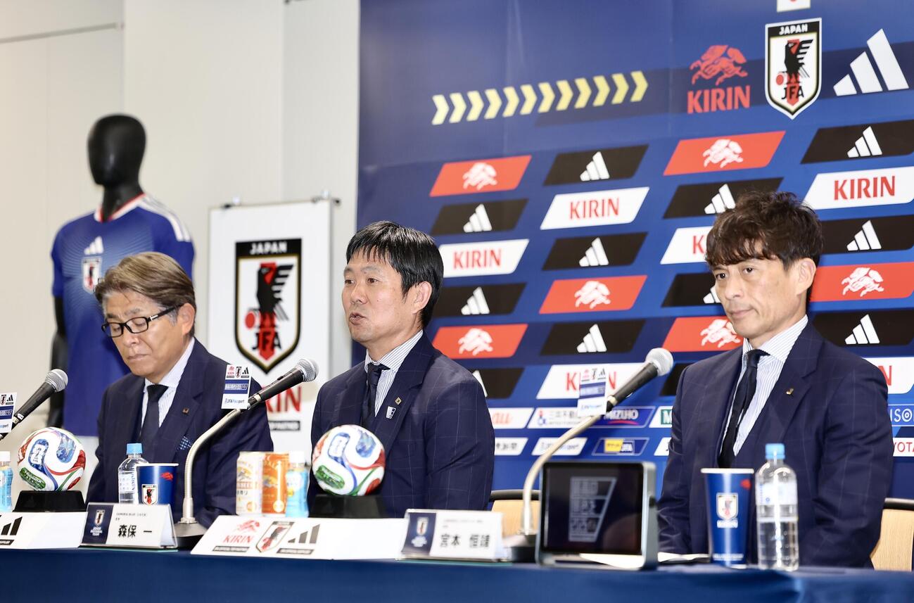 帰国会見に臨む、左から山本昌邦技術員長兼チームダイレクター、森保一監督、宮本恒靖会長（撮影・河田真司）