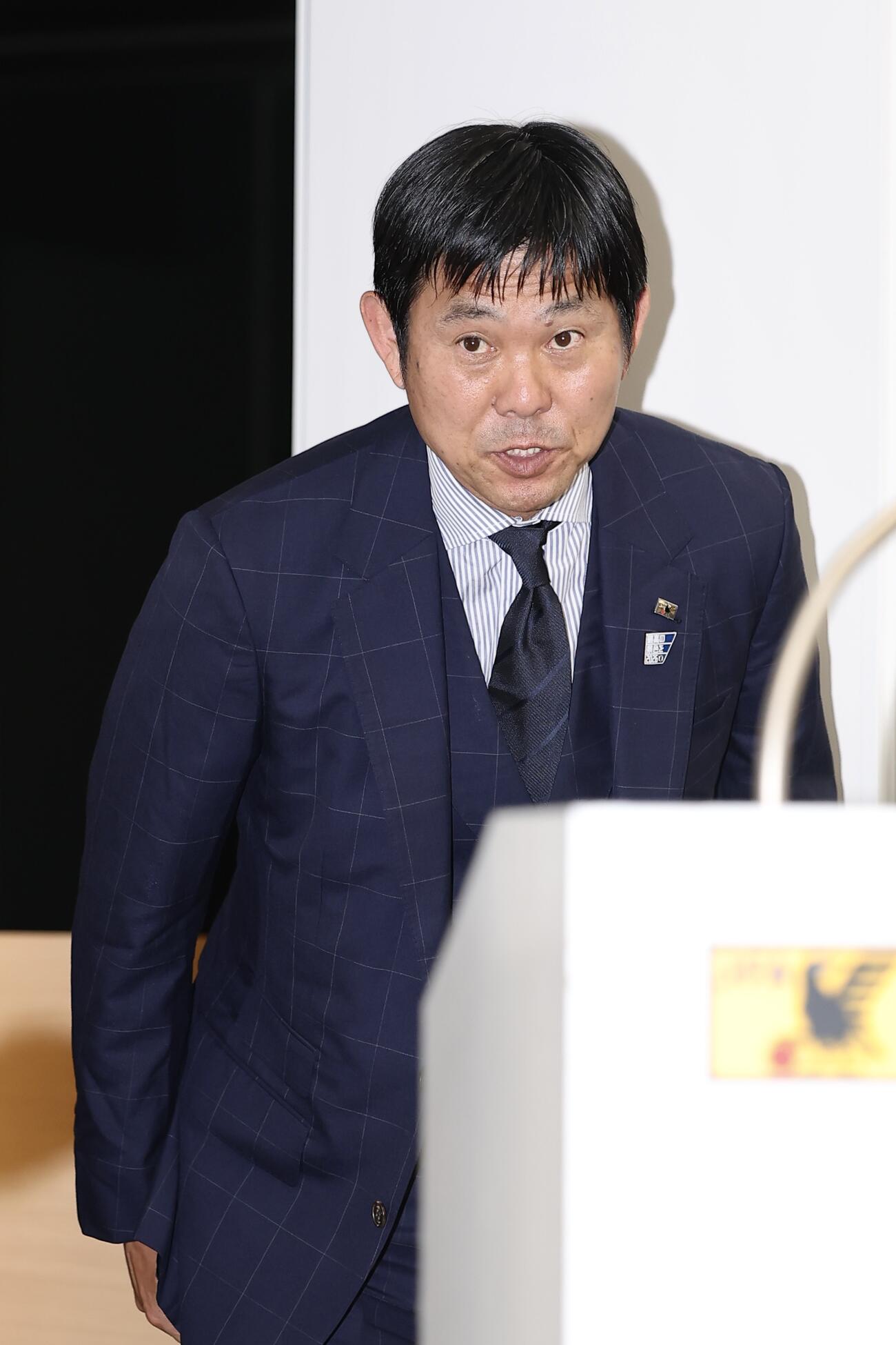 会見場を後にする森保一監督（撮影・河田真司）