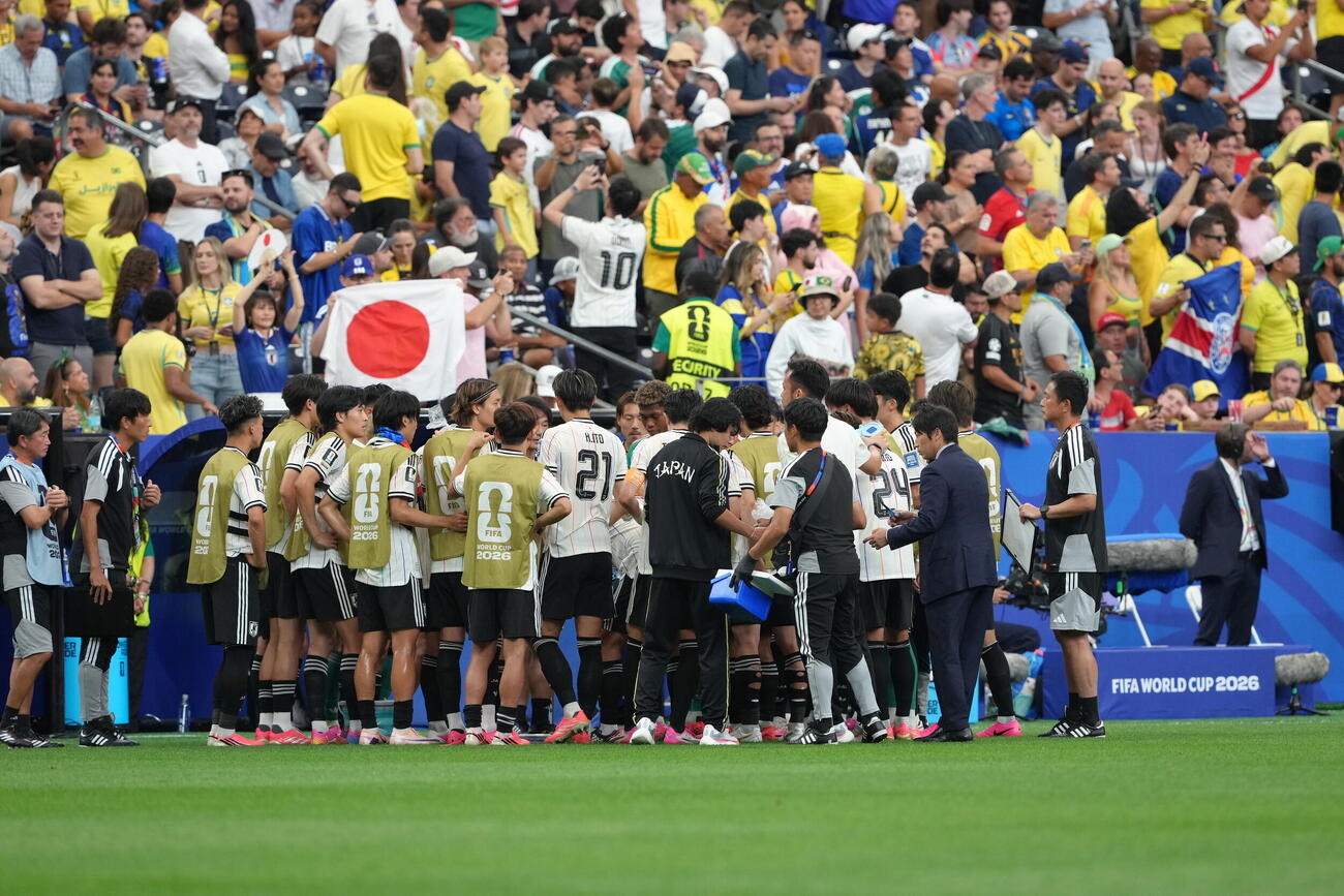 日本対ブラジル　後半、ハイドレーションタイムに集まる日本代表（2026年6月撮影）