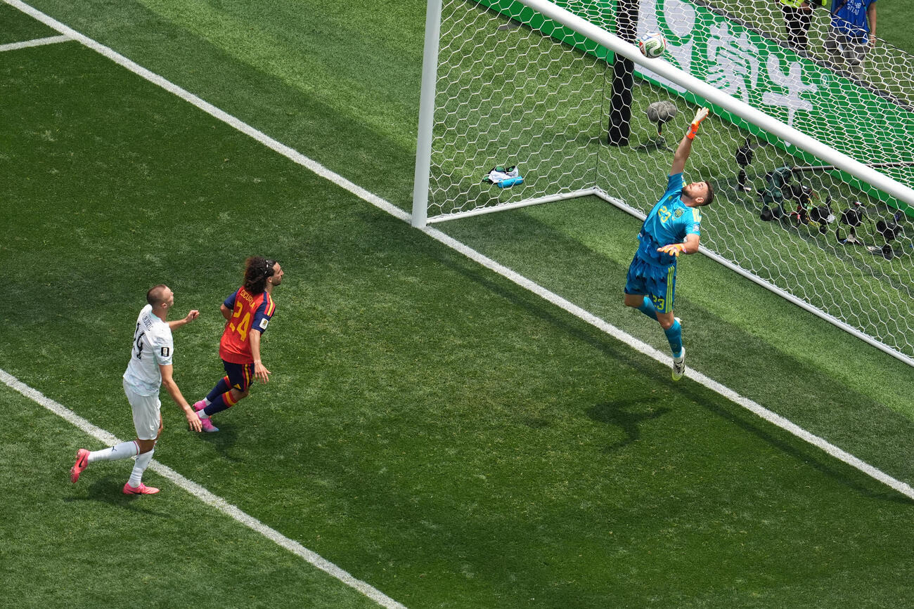 オーストリア選手のシュートを防ぐスペインGKウナイ・シモン（右＝AP）