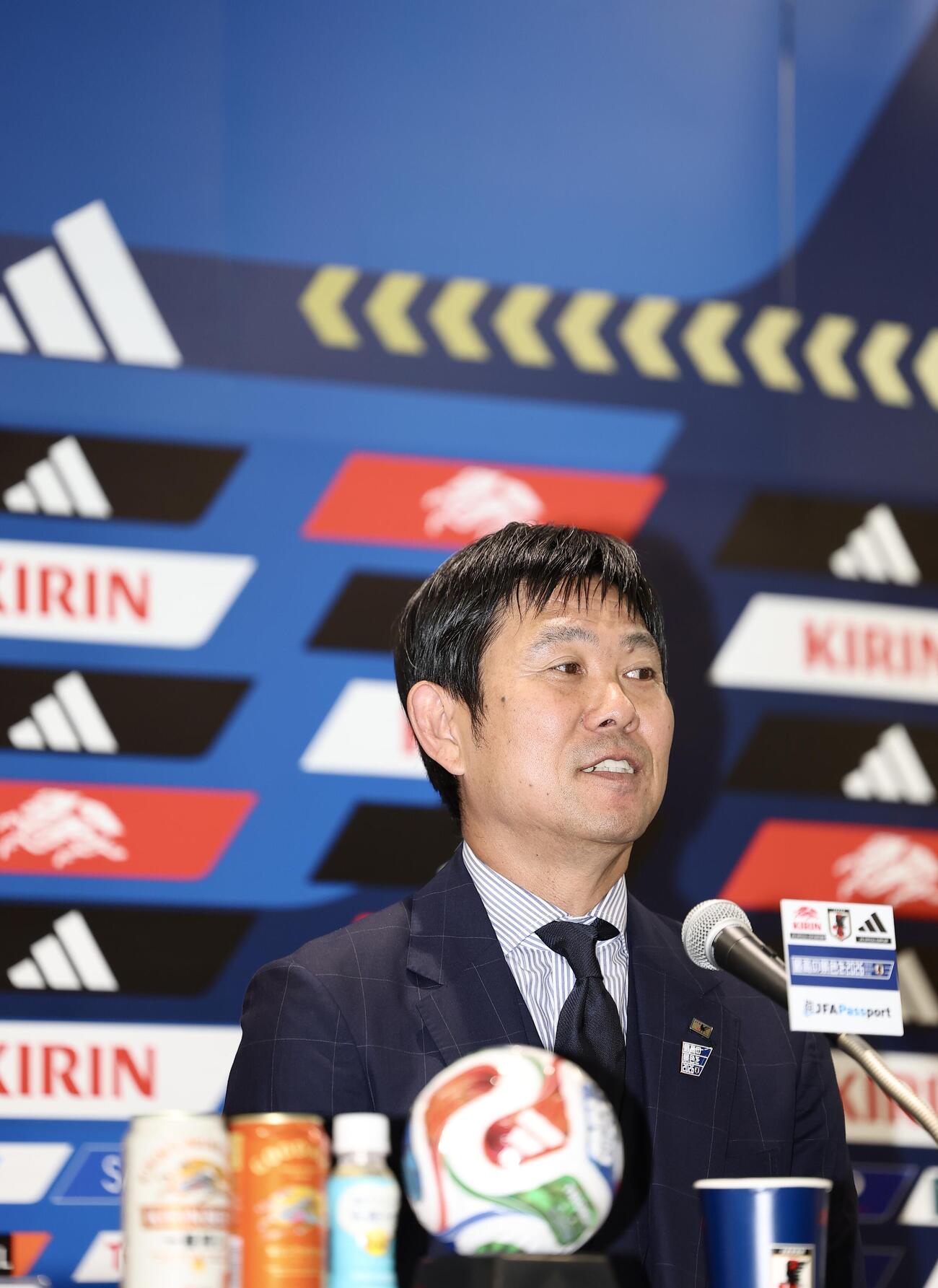 質問に答える森保一監督（撮影・河田真司）