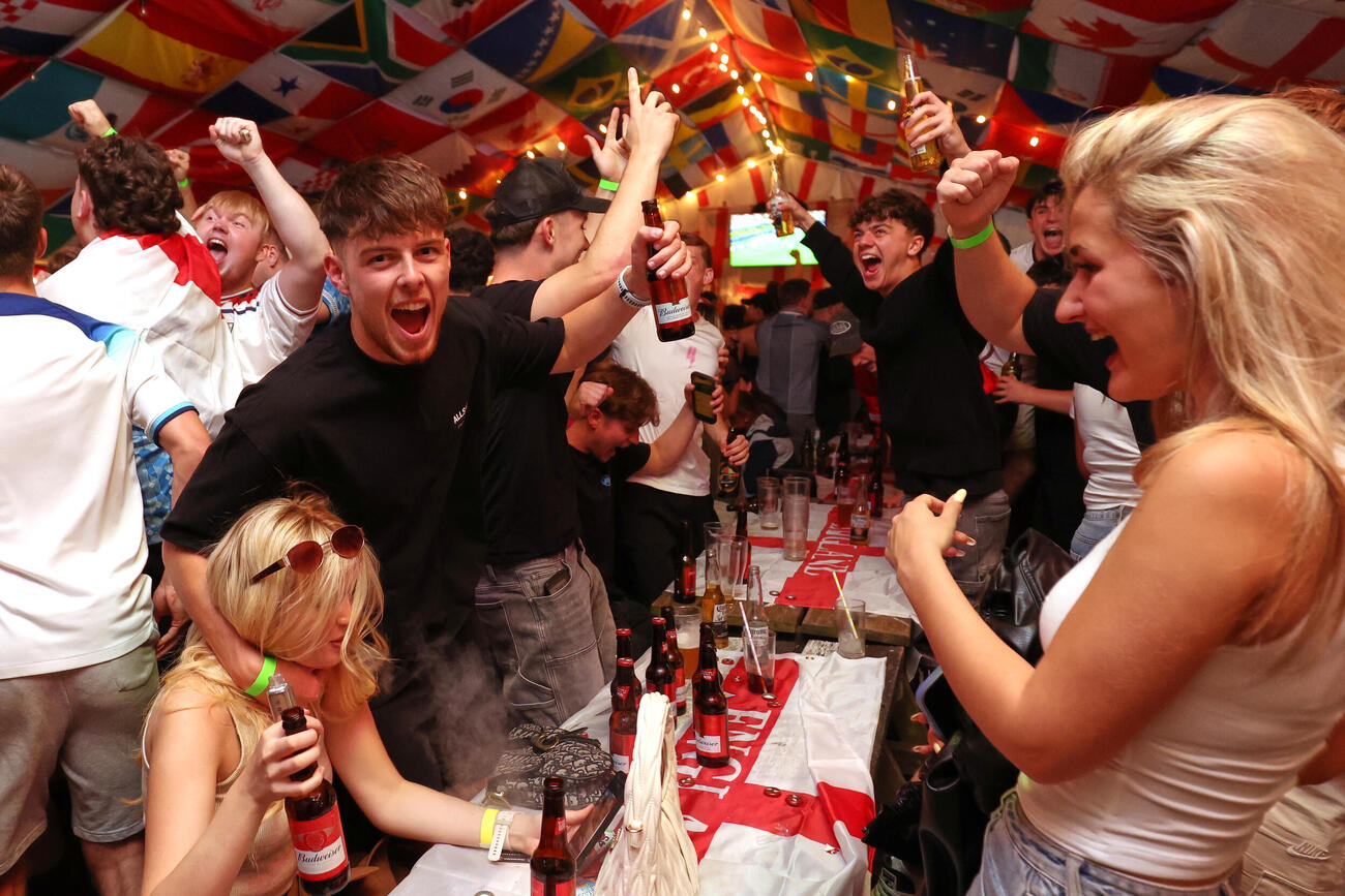 イングランドのパブでW杯を観戦するサポーター（AP）