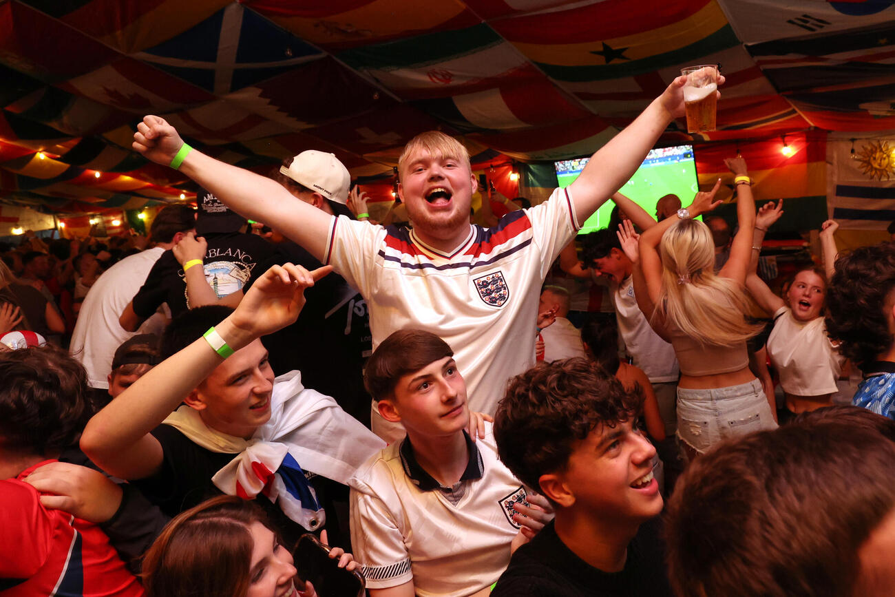 イングランドのパブでW杯を観戦するサポーター（AP）