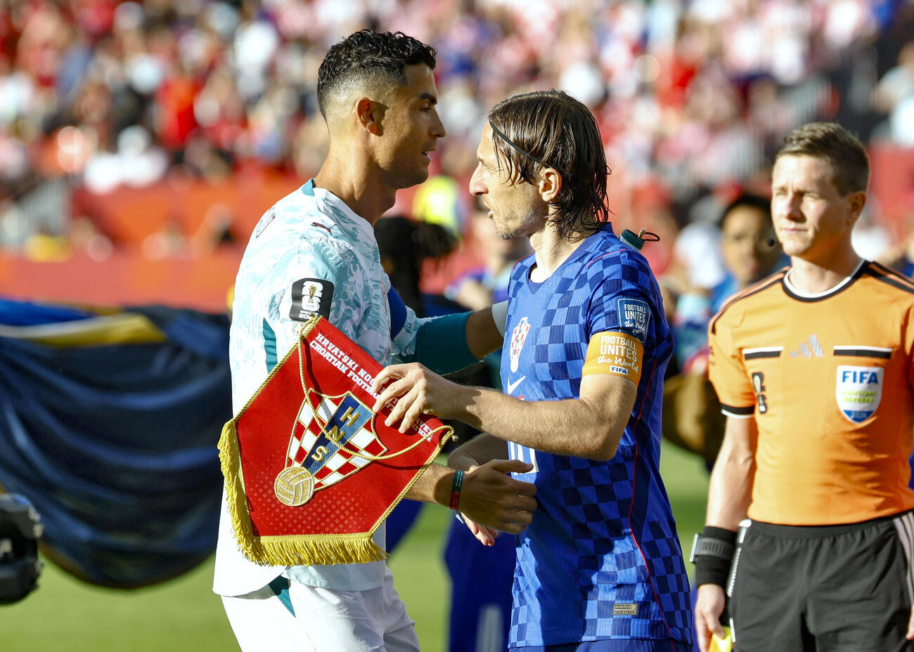 試合に臨むポルトガルのロナウド（左）とクロアチアのモドリッチ＝トロント（共同）