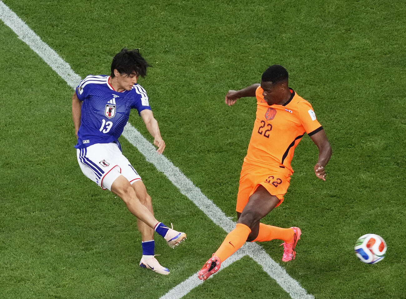 日本－オランダ　後半、ゴールを決める中村（左）（共同）