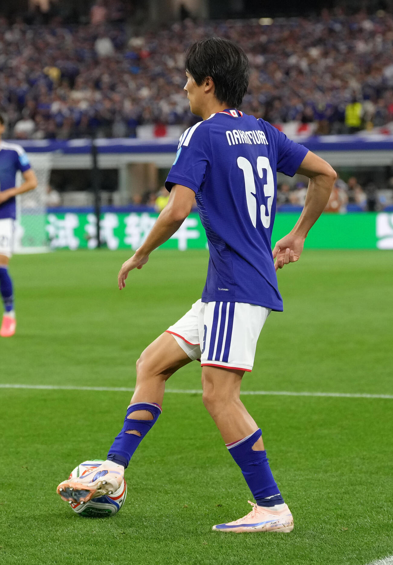 2026年6月25日、日本対スウェーデン　後半、ボールキープする中村敬斗（撮影・足立雅史）