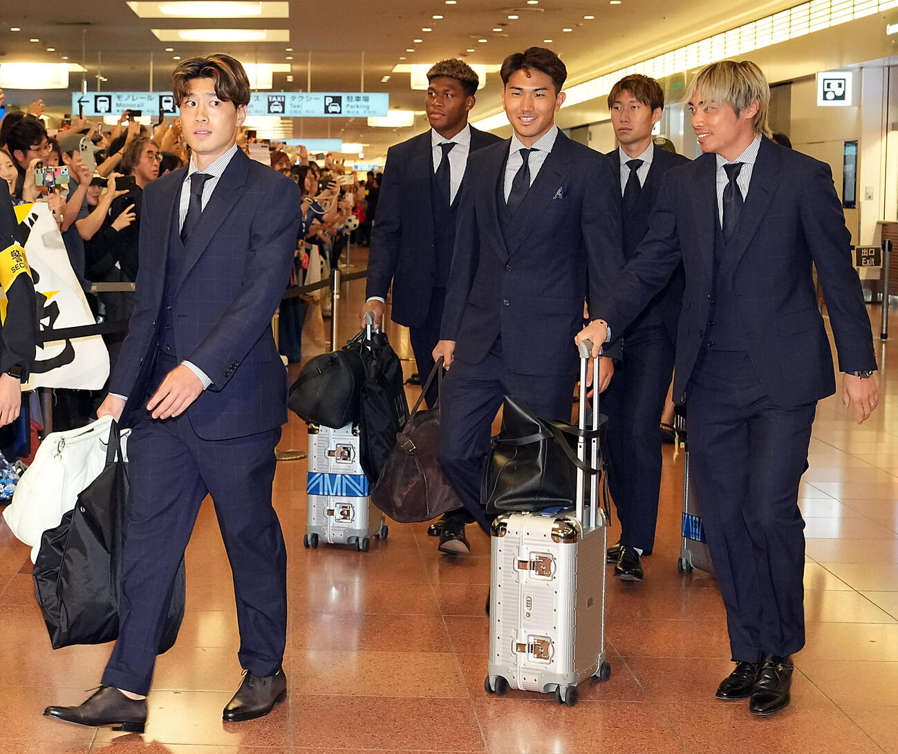 W杯から帰国した日本代表イレブン。左から鈴木唯人、GK鈴木彩艶、渡辺剛、鎌田大地、伊東純也（撮影・たえ見朱実）