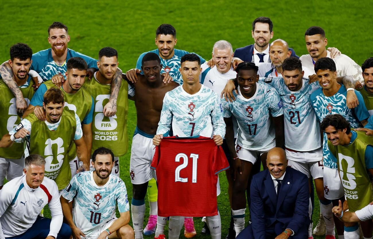 ポルトガルのロナウドらは試合後、翌日に一周忌の命日を迎える元ポルトガル代表のディオゴ・ジョタさんのユニフォームとともに記念撮影をした（ロイター）