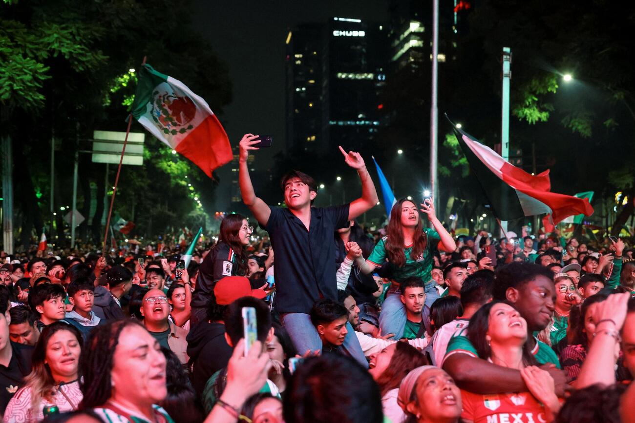 現地時間2026年6月30日、メキシコ対エクアドル　試合に勝利し、喜ぶメキシコサポーター（ロイター）