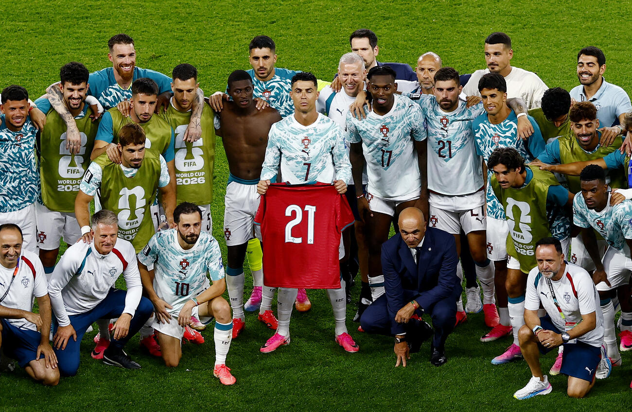 ポルトガルのロナウドらは試合後、翌日に一周忌の命日を迎える元ポルトガル代表のディオゴ・ジョタさんのユニフォームとともに記念撮影をした（ロイター）