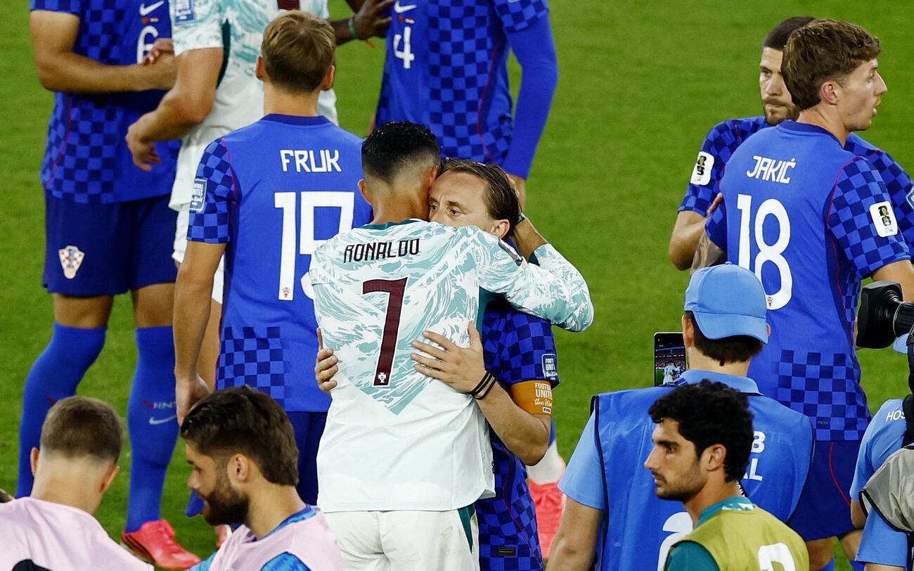 試合後、お互いをたたえ合い抱き合うポルトガルFWロナウド（7）とクロアチアMFモドリッチ（ロイター）