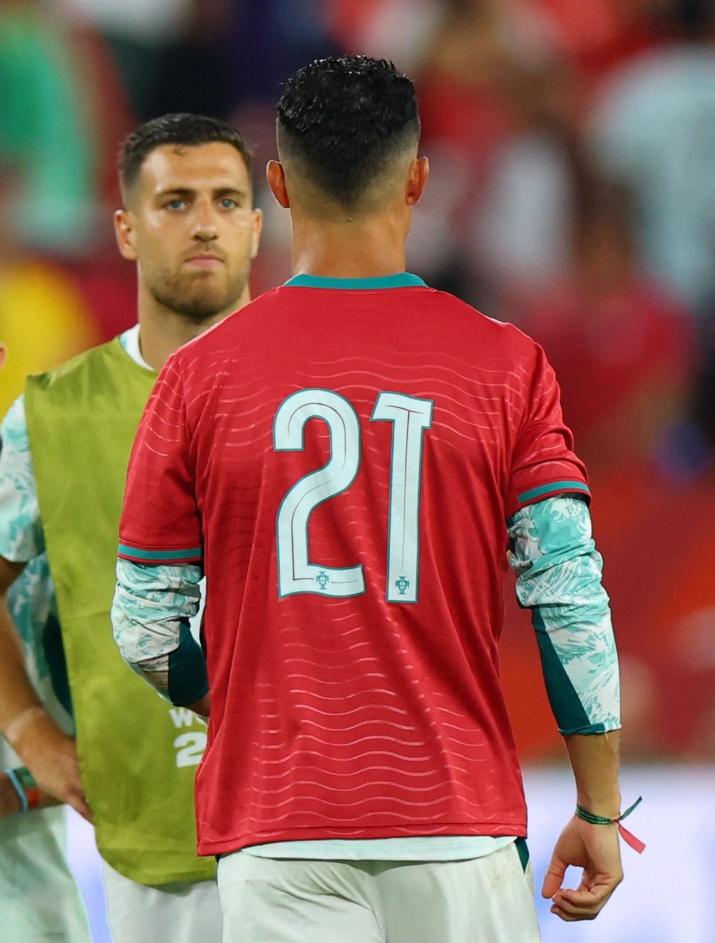 ポルトガルのロナウドは試合後、翌日に一周忌の命日を迎える元ポルトガル代表のディオゴ・ジョタさんのユニフォームを着用した（ロイター）