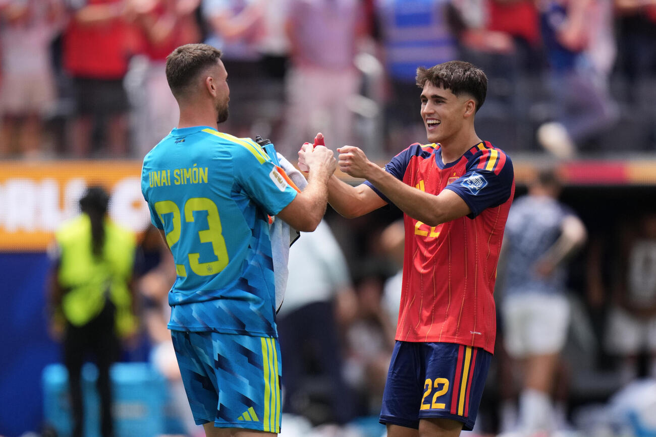 クバルシと勝利を喜ぶスペインGKウナイ・シモン（左＝AP）